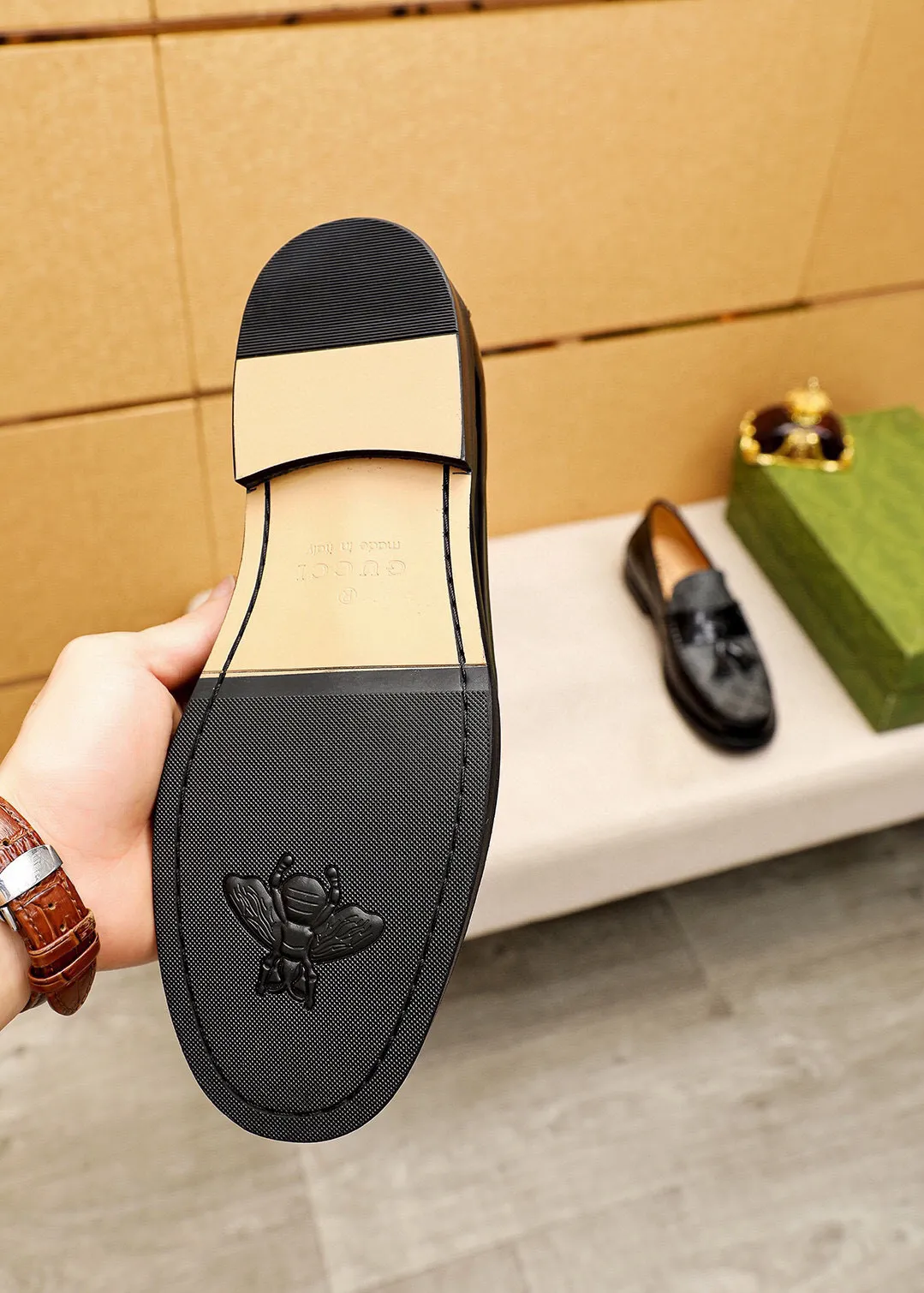 Men's shoes 💰480 💐 Product trademark: GUCCI "Gucci" casual leather shoes Regular size: 38-44 (45🉑️customized) Product materials: Selected imported first-layer open-edge beaded cowhide leather upper + luxury hardware buckle, imported water-dyed cowhide leather lining. Strong three-dimensional visual effect, combined outsole Color: 3⃣️colors available